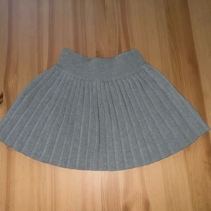 Gray knit pleated skirt